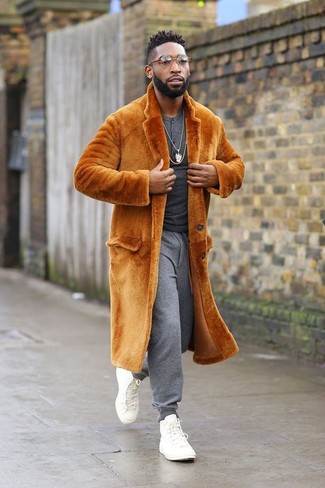 Tenue: Manteau de fourrure orange, T-shirt à manche longue et col boutonné gris foncé, Pantalon de jogging gris, Baskets montantes en toile blanches