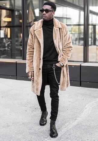 Comment porter un manteau de fourrure marron clair: Pense à marier un manteau de fourrure marron clair avec un jean déchiré noir pour une tenue relax mais stylée. Une paire de bottes de loisirs en cuir noires rendra élégant même le plus décontracté des looks.