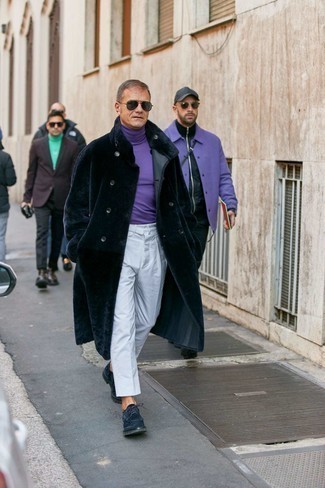 Tenue: Manteau de fourrure bleu marine, Pull à col roulé violet, Pantalon chino blanc, Chaussures derby en daim bleu marine