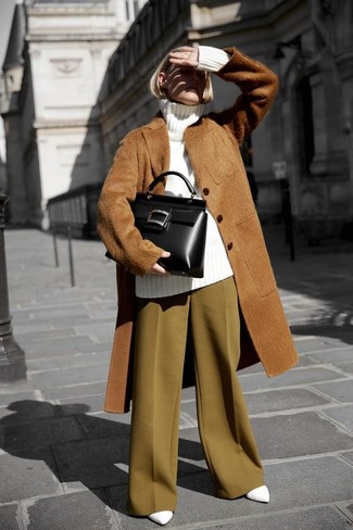 Comment porter des escarpins en cuir blancs: Associe un manteau de fourrure marron avec un pantalon large moutarde pour avoir l'air vraiment magnifique. Cette tenue est parfait avec une paire de escarpins en cuir blancs.