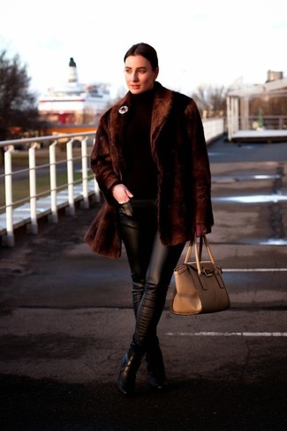 Tenue: Manteau de fourrure marron foncé, Pull à col roulé noir, Pantalon slim en cuir noir, Bottines en cuir noires