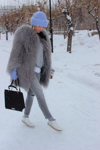 Comment porter des chaussettes grises: Essaie d'harmoniser un manteau de fourrure gris avec des chaussettes grises pour un déjeuner le dimanche entre amies. Une paire de bottines chelsea en cuir blanches est une option génial pour complèter cette tenue.