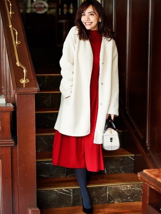 Tenue: Manteau de fourrure blanc, Robe midi en laine en tricot rouge, Escarpins en cuir noirs, Cartable en cuir blanc