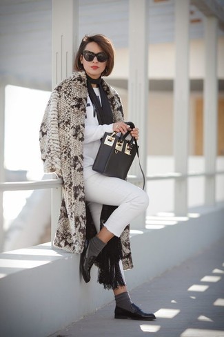 Tenue: Manteau de fourrure beige, Sweat-shirt imprimé blanc et noir, Jean skinny blanc, Slippers en cuir noirs