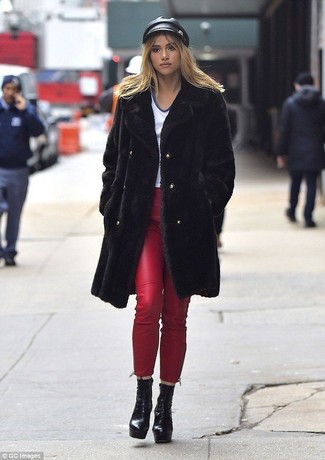 Comment porter un jean skinny rouge: Associe un manteau de fourrure noir avec un jean skinny rouge pour dégager classe et sophistication. Une paire de bottines à lacets en cuir épaisses noires est une option génial pour complèter cette tenue.