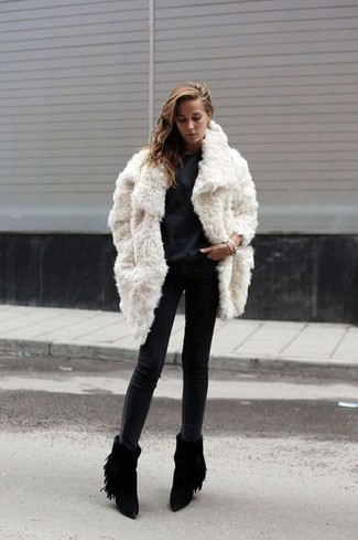 Comment porter un jean skinny gris foncé en hiver: Choisis un manteau de fourrure blanc et un jean skinny gris foncé pour se sentir en toute confiance et être à la mode. Une paire de bottines en daim noires s'intégrera de manière fluide à une grande variété de tenues. C'est une tenue parfaite pour cet hiver.