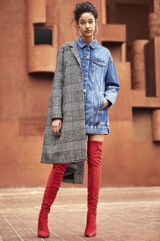Comment porter un manteau écossais gris: Pour une tenue de tous les jours pleine de caractère et de personnalité porte un manteau écossais gris et une veste en jean bleue. Ajoute une paire de cuissardes en daim rouges à ton look pour une amélioration instantanée de ton style.
