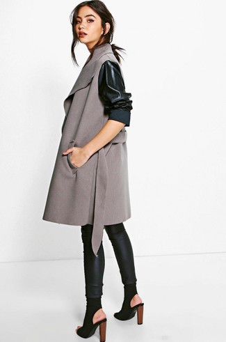 Opte pour un manteau en cuir gris avec des leggings en cuir noirs pour achever un style chic et glamour. Complète ce look avec une paire de des bottines en daim découpées noires.