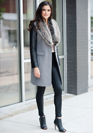 Comment porter un pantalon slim noir avec des bottines en cuir noires: Pense à associer un manteau en cuir gris avec un pantalon slim noir pour un look élégant et soigné. Assortis ce look avec une paire de bottines en cuir noires.