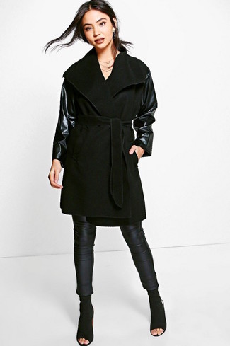 Tenue: Manteau en cuir noir, Leggings en cuir noirs, Bottines en daim découpées noires