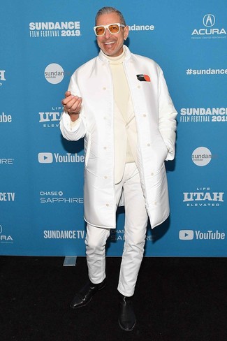 Tenue de Jeff Goldblum: Manteau en peau de mouton retournée blanc, Blazer blanc, Pull à col roulé beige, Jean blanc