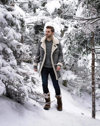 Comment porter des bottes d'hiver: Essaie d'associer un manteau en peau de mouton retournée gris avec un jean skinny bleu marine pour un look de tous les jours facile à porter. D'une humeur créatrice? Assortis ta tenue avec une paire de bottes d'hiver.