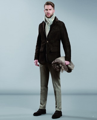 Tenue: Manteau en peau de mouton retournée marron foncé, Pantalon de costume en laine gris, Chaussures derby en daim marron foncé, Écharpe grise