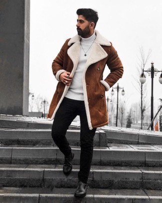 Comment porter un jean avec des bottes en hiver à 30 ans: Pense à porter un manteau en peau de mouton retournée marron et un jean pour une tenue idéale le week-end. Opte pour une paire de bottes pour afficher ton expertise vestimentaire. Un look génial, il va t’inspirer pour cette saison hivernale.