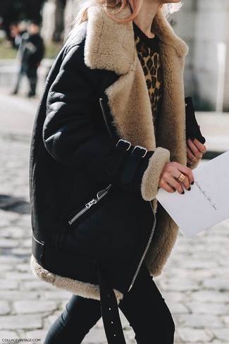 Comment porter un pull à col rond beige: Porte un pull à col rond beige et un jean skinny noir pour un look de tous les jours facile à porter.