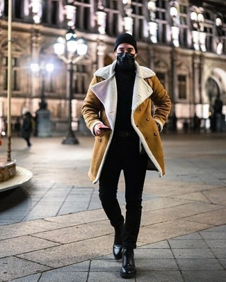 Comment porter un jean pour un style chic decontractés en hiver: Pense à porter un manteau en peau de mouton retournée marron clair et un jean pour une tenue idéale le week-end. Choisis une paire de bottes de loisirs en cuir noires pour afficher ton expertise vestimentaire. C'est un look très sympa qui conviendra parfaitement lors d’une de vos journées d'hiver.