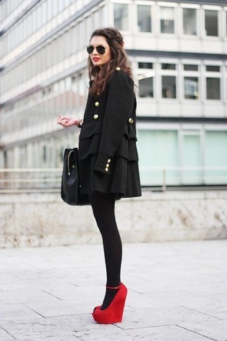 Comment porter des escarpins compensés en daim rouges: Opte pour un manteau noir pour se sentir en toute confiance et être à la mode. Une paire de escarpins compensés en daim rouges apporte une touche de décontraction à l'ensemble.