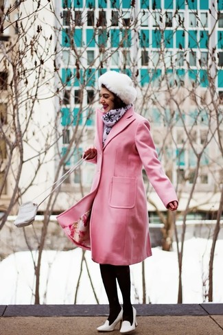 Comment porter un chapeau de fourrure blanc: Marie un manteau rose avec un chapeau de fourrure blanc pour créer un look génial et idéal le week-end. Une paire de escarpins en cuir blancs est une option judicieux pour complèter cette tenue.