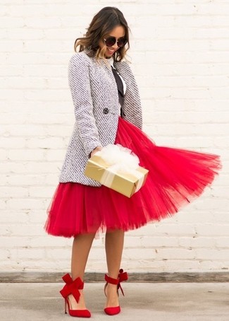 Comment porter une jupe évasée rouge: Pour une tenue de tous les jours pleine de caractère et de personnalité opte pour un manteau en tweed gris avec une jupe évasée rouge. Cette tenue est parfait avec une paire de escarpins en daim rouges.