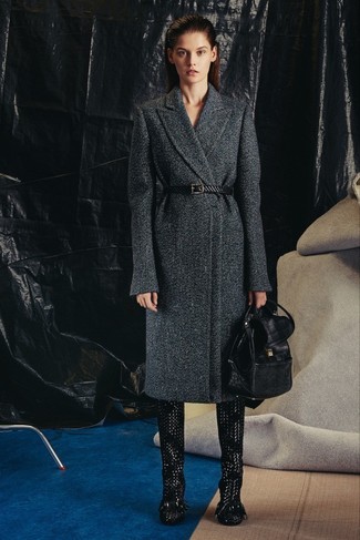 Comment porter un sac à dos en cuir noir: Opte pour un manteau gris foncé avec un sac à dos en cuir noir pour créer un look génial et idéal le week-end. Choisis une paire de bottes hauteur genou en cuir tressées noires pour afficher ton expertise vestimentaire.