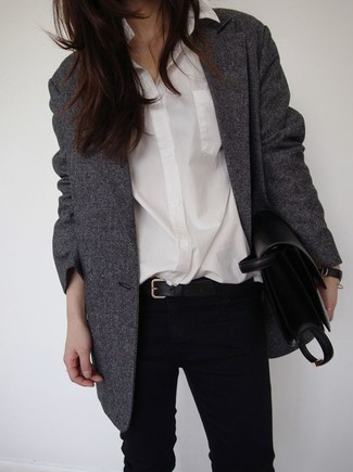 Comment porter un manteau gris: Harmonise un manteau gris avec un pantalon slim noir pour se sentir en toute confiance et être à la mode.