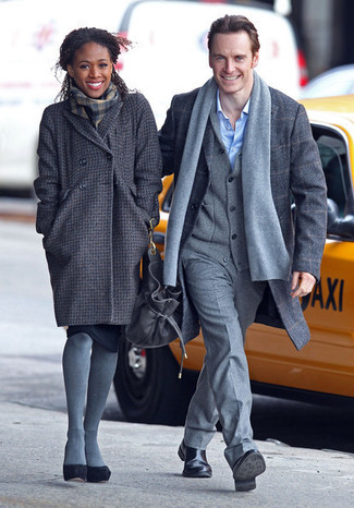 Comment porter une écharpe écossaise grise: Pense à marier un manteau à carreaux gris foncé avec une écharpe écossaise grise pour une impression décontractée. Cette tenue se complète parfaitement avec une paire de escarpins en daim noirs.