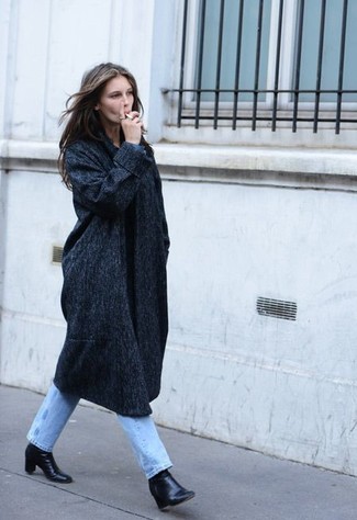 Tenue: Manteau gris foncé, Jean bleu clair, Bottines en cuir noires