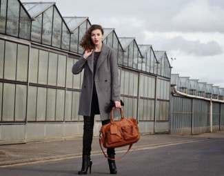 Comment porter un sac fourre-tout en cuir marron: Choisis un manteau gris foncé et un sac fourre-tout en cuir marron pour une impression décontractée. Cet ensemble est parfait avec une paire de bottines en cuir noires.