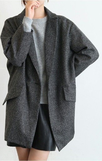 Comment porter un short en cuir noir: Associe un manteau gris foncé avec un short en cuir noir pour obtenir un look relax mais stylé.