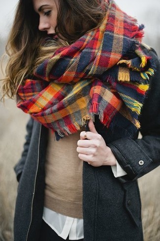 Comment porter une écharpe écossaise multicolore: Pense à marier un manteau gris foncé avec une écharpe écossaise multicolore pour une impression décontractée.