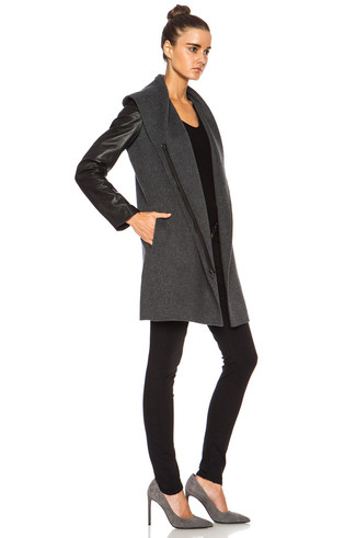 Comment porter un manteau en cuir gris foncé: Pour créer une tenue idéale pour un déjeuner entre amis le week-end, associe un manteau en cuir gris foncé avec un jean skinny noir. Une paire de escarpins en daim gris est une option judicieux pour complèter cette tenue.