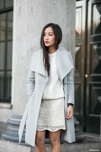 Comment porter une minijupe découpée blanche: Essaie d'associer un manteau gris avec une minijupe découpée blanche pour affronter sans effort les défis que la journée te réserve.