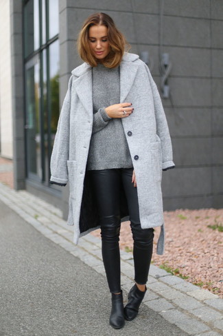 Tenue: Manteau gris, Pull à col rond gris, Leggings en cuir noirs, Bottines en cuir noires