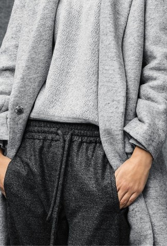 Comment porter un pantalon de jogging gris: Associe un manteau gris avec un pantalon de jogging gris pour une tenue idéale le week-end.