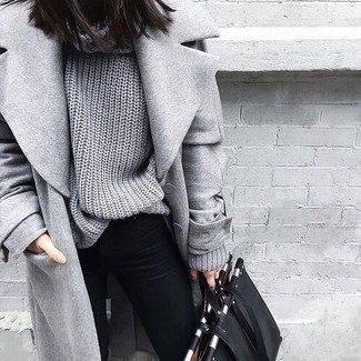Comment porter un pull à col roulé en tricot gris: Pense à marier un pull à col roulé en tricot gris avec un jean skinny noir pour affronter sans effort les défis que la journée te réserve.