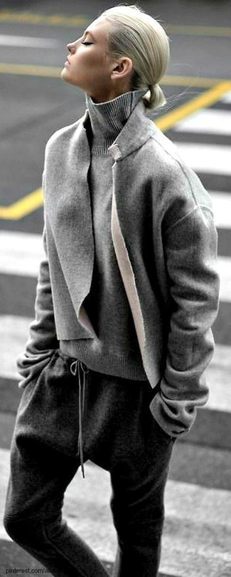 Comment porter un pantalon de jogging gris: Essaie de marier un manteau gris avec un pantalon de jogging gris pour une tenue idéale le week-end.