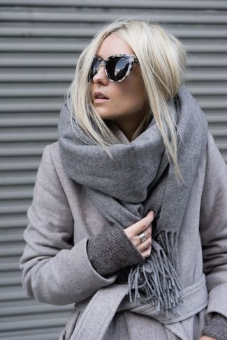 Comment porter un pull surdimensionné gris: Pour une tenue de tous les jours pleine de caractère et de personnalité associe un pull surdimensionné gris avec un manteau gris.