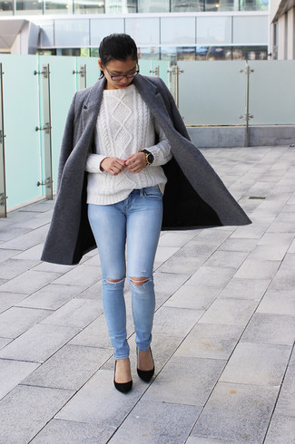 Comment porter un pull torsadé blanc: Associe un pull torsadé blanc avec un jean skinny déchiré bleu clair pour un look confortable et décontracté. Une paire de escarpins en daim noirs est une option parfait pour complèter cette tenue.