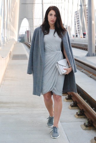 Comment porter une robe fourreau grise: Une robe fourreau grise et un manteau gris sont un choix de tenue idéale à avoir dans ton arsenal. Jouez la carte décontractée pour les chaussures et termine ce look avec une paire de baskets basses grises.