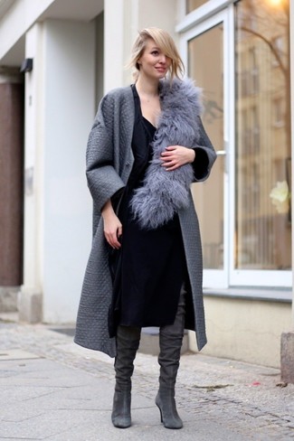 Comment porter des cuissardes en daim gris foncé: Pense à harmoniser un manteau gris avec une robe fourreau noire pour un look élégant et soigné. Une paire de cuissardes en daim gris foncé est une option parfait pour complèter cette tenue.