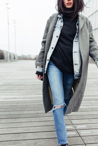Comment porter un jean skinny déchiré bleu quand il fait frais: Pense à harmoniser un manteau gris avec un jean skinny déchiré bleu pour un look de tous les jours facile à porter.