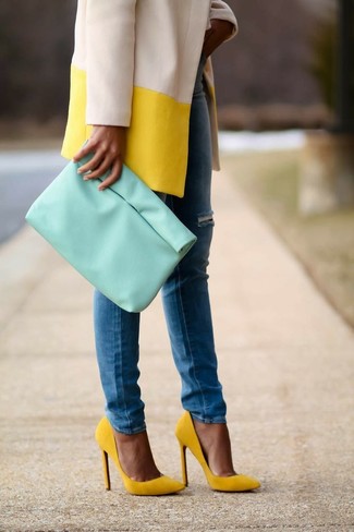 Comment porter une pochette vert menthe: Pense à harmoniser un manteau jaune avec une pochette vert menthe pour une tenue idéale le week-end. Une paire de escarpins en daim jaunes est une option astucieux pour complèter cette tenue.