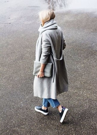 Comment porter une pochette en cuir grise: Porte un manteau gris et une pochette en cuir grise pour une tenue relax mais stylée. Une paire de baskets basses noires est une option judicieux pour complèter cette tenue.