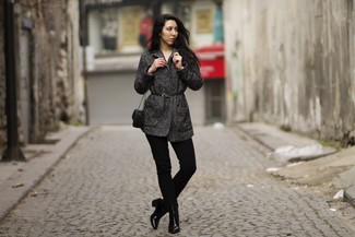 Tenue: Manteau à chevrons gris foncé, Jean noir, Bottines en cuir noires, Sac bandoulière en cuir noir