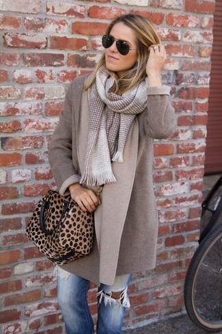 Comment porter un sac fourre-tout en cuir imprimé léopard marron clair: Pense à porter un manteau marron et un sac fourre-tout en cuir imprimé léopard marron clair pour une tenue idéale le week-end.