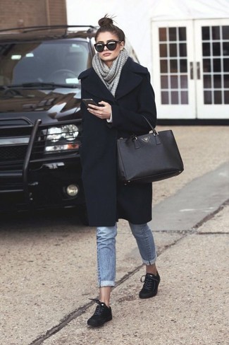 Tenue de Kylie Jenner: Manteau noir, Jean skinny bleu, Baskets basses en daim noires, Sac fourre-tout en cuir noir