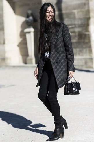 Tenue: Manteau à rayures verticales gris foncé, Jean skinny noir, Bottines en cuir noires, Sac bandoulière en cuir noir
