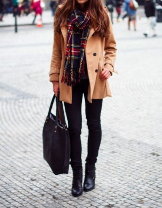 Comment porter une écharpe écossaise rouge: Choisis pour le confort dans un manteau marron clair et une écharpe écossaise rouge. Une paire de bottines en cuir noires s'intégrera de manière fluide à une grande variété de tenues.