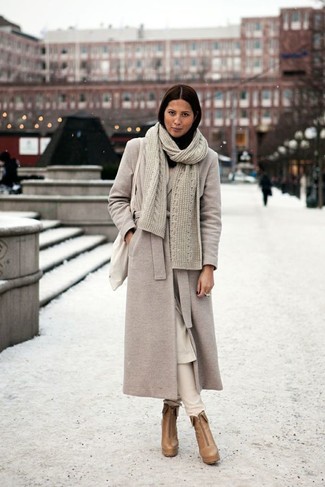 Comment porter un manteau gris foncé: Marie un manteau gris foncé avec un jean skinny blanc pour une tenue idéale le week-end. Assortis ce look avec une paire de bottines en cuir marron clair.