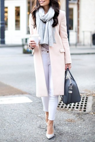 Comment porter un cartable en cuir gris foncé: Pense à porter un manteau beige et un cartable en cuir gris foncé pour une tenue idéale le week-end. Assortis ce look avec une paire de escarpins en cuir blancs.